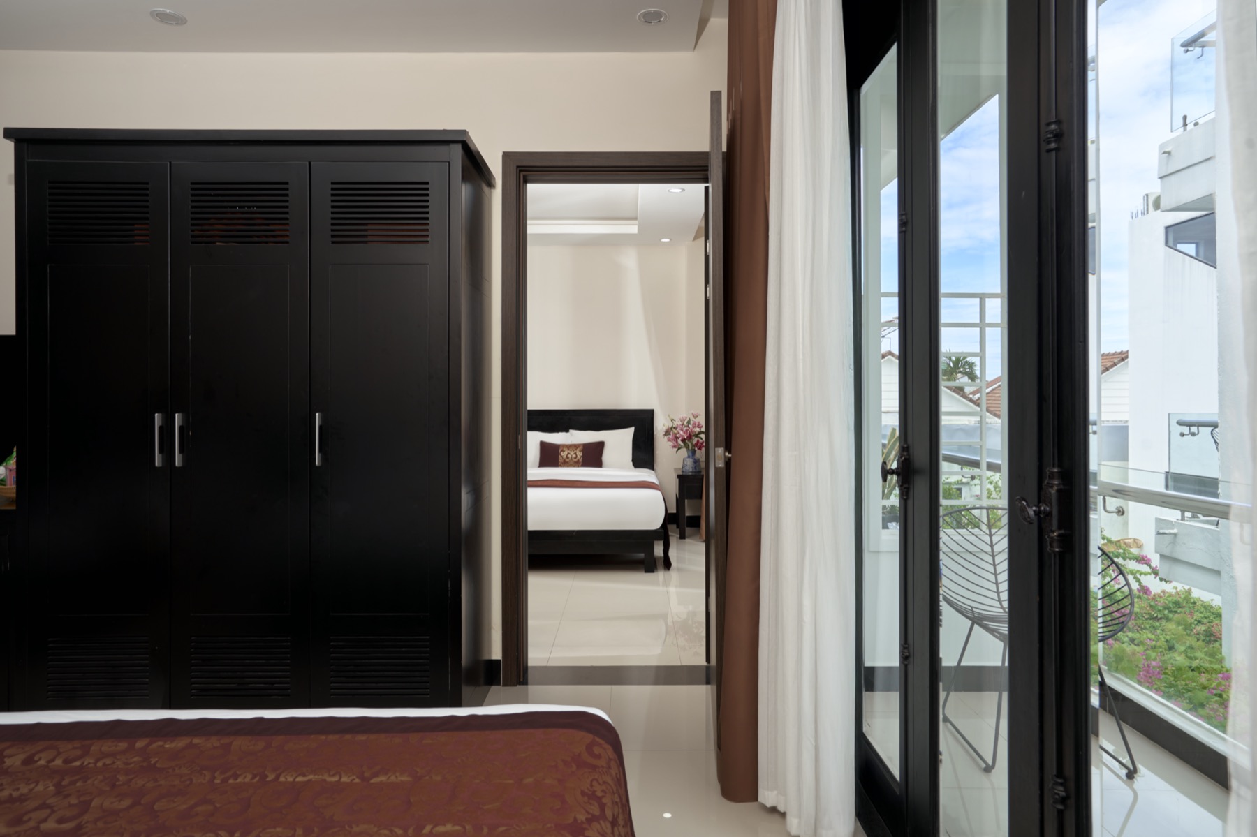 Family Interconnecting rooms with a shared connecting door